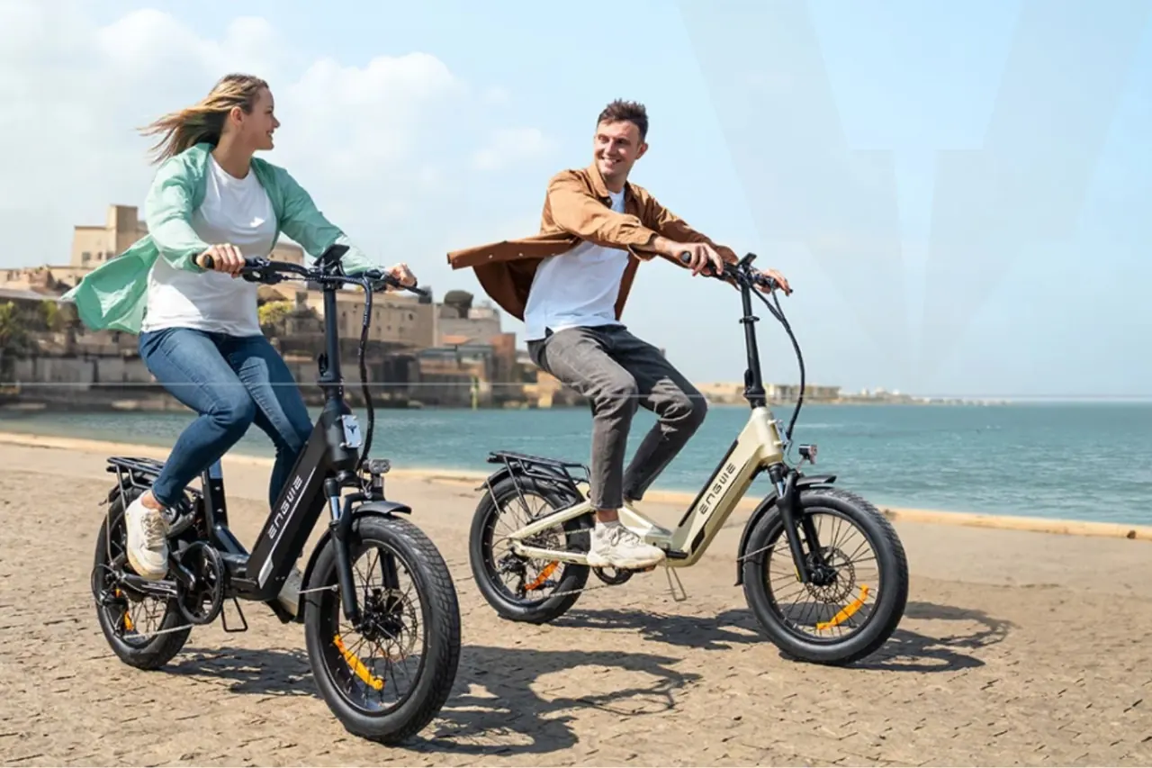 Twee fietsers op elektrische fietsen aan het water, beeld van Volt Bikes